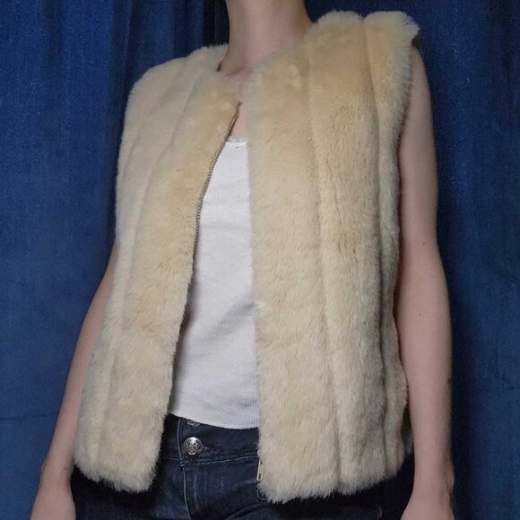 Super soft & comfy Y2K Bratz style light tan cream faux fur vest with zipper - Picture 4 of 13